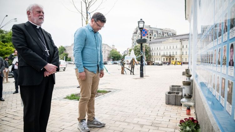 Mgr Paul RIchard Gallagher et Dmytro Kuleba, ministre ukrainien des affaires étrangères, se recueillent devant un Mur du Souvenir en mémoire des soldats ukrainiens tués depuis le début du conflit - à Kiev, le 20 mai 2022