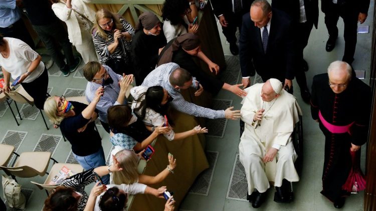 Le Pape saluant des lecteurs de l'hebdomadaire catholique italien "Famiglia Cristiana".