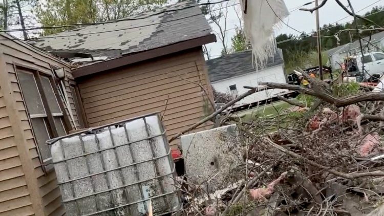 Uma casa atingida pelo tornado em Gaylord, Michigan