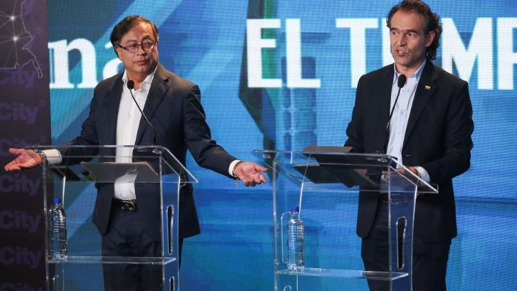 Gustavo Petro, à gauche et Federico Gutierrez, à droite, candidats à la présidentielle lors d'un débat à Bogota