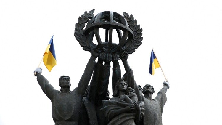 Ukrainische Flaggen am Welt-Friedens-Denkmal in Helsinki