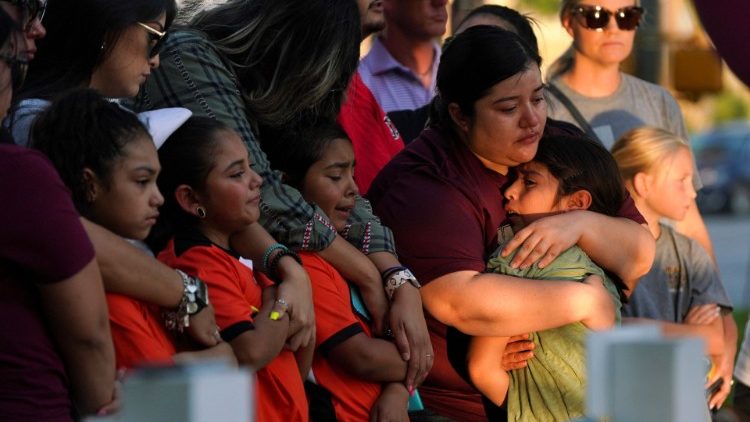 A Robb általános iskolai lövöldözés áldozatait gyászolják a családok