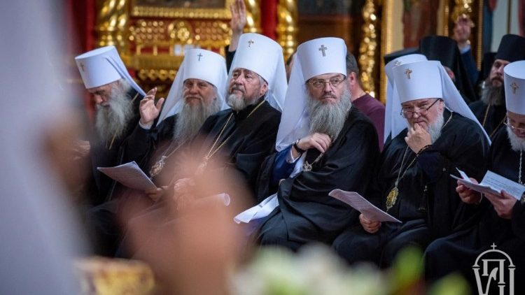 Le clergé de l'Église orthodoxe ukrainienne, anciennement rattachée au Patriarcat de Moscou, réuni pour l'annonce de l'indépendance de leur Église, au monastère de Saint Panteleimon à Kiev, le 27 mai 2022. 