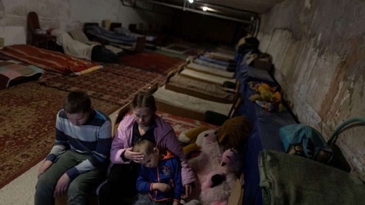 Ucrânia: crianças que se refugiam em abrigos improvisados em Sloviansk, Donetsk (Reuters)