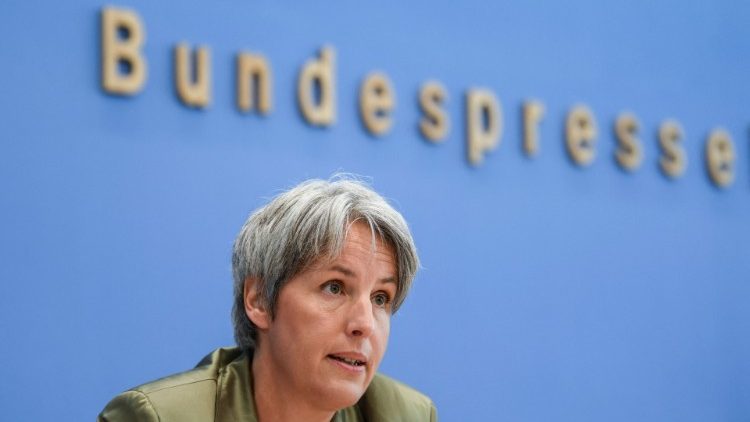  Die Missbrauchsbeauftragte der deutschen Bundesregierung, Kerstin Claus, bei einer Pressekonferenz in Berlin