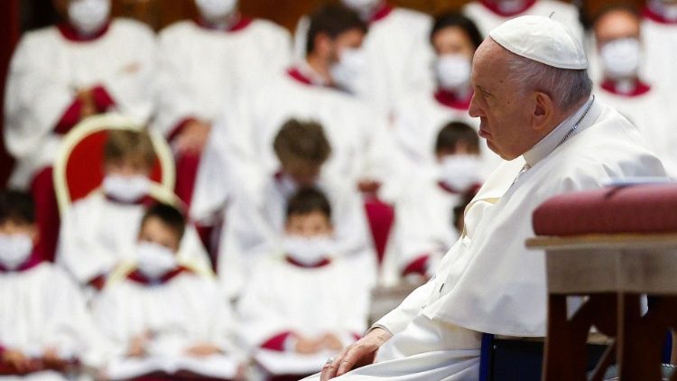 Papst Franziskus wohnte der Feier im Rollstuhl bei