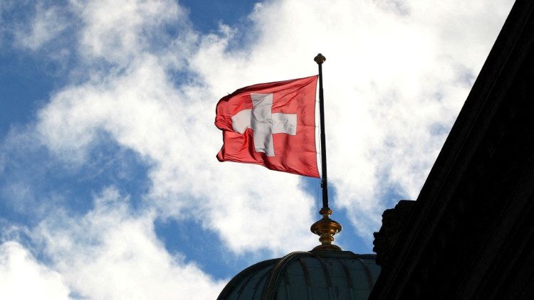 Eine Schweizer Fahne auf dem Bundeshaus in Bern