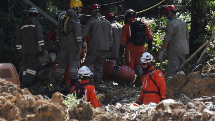 Bomberos buscan a las víctimas del deslizamiento de tierra causado por las intensas lluvias en Recife