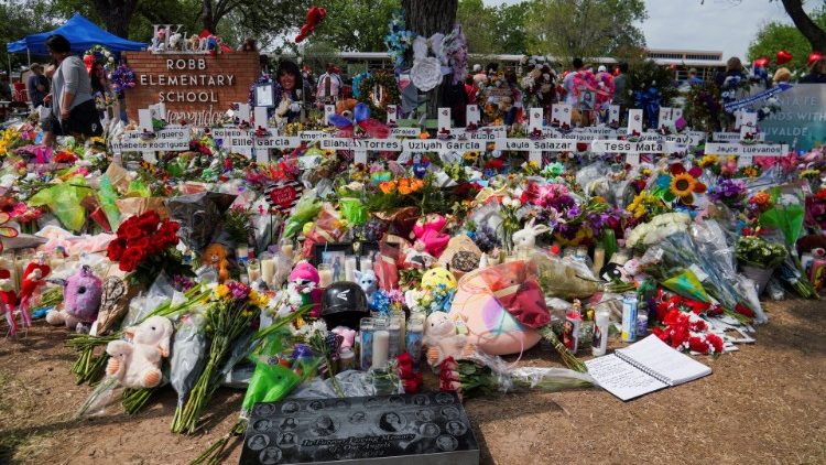 उवाल्डे, टेक्सास में एक सामूहिक शूटिंग के पीड़ितों के लिए स्मारक