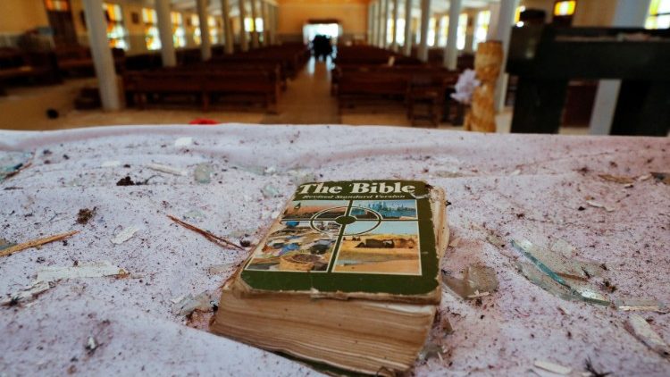 Библия в приходской церкви Святого Франциска Ксаверия (Ово, Нигерия)