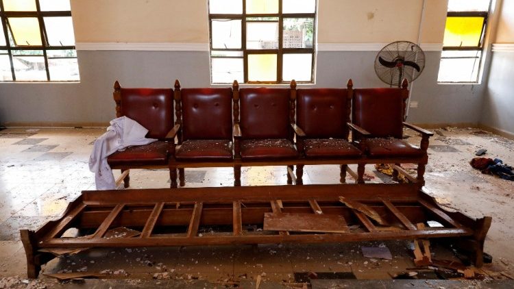 Mobiliário na Igreja de São Francisco Xavier após ataque de homens armados em uma Missa no domingo de Pentecostes. REUTERS/Temilade Adelaja