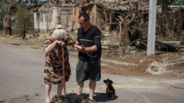 Moradora local Elena, 81, chora  ao deixar sua casa destruída por ataque militar russo, em meio à invasão russa na Ucrânia, na cidade de Druzhkivka, na região de Donetsk, Ucrânia 6 de junho de 2022. REUTERS/Gleb Garanich