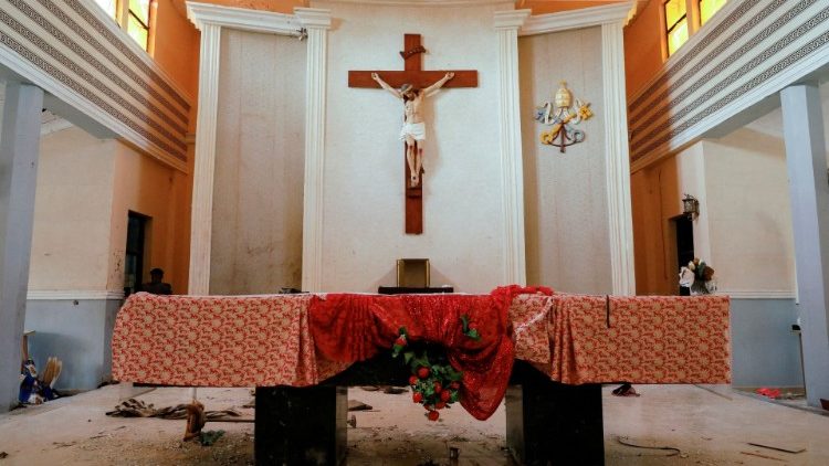 L'interno della chiesa di San Francesco Saverio, luogo del tragico attentato di domenica scorsa
