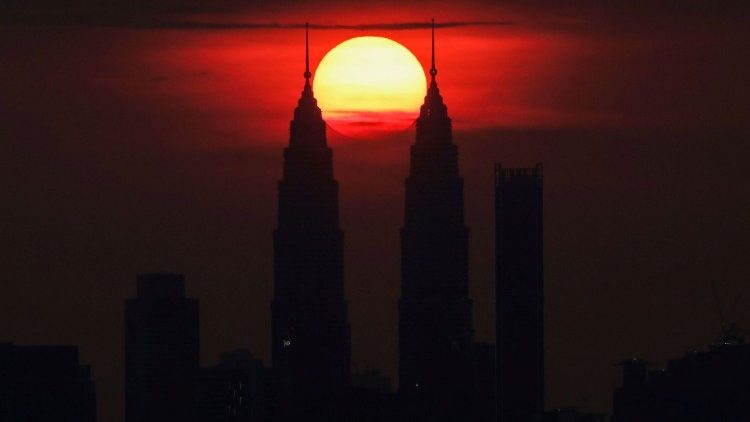 O sol se põe atrás das Petronas Twin Towers, em Kuala Lumpur, Malásia. REUTERS/Hasnoor Hussain