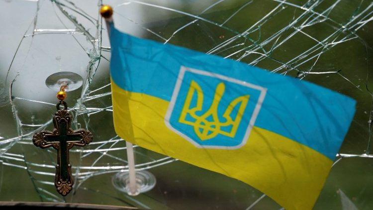 Ukrainische Flagge in einem zerstörten Auto bei Donezk in der Ostukraine