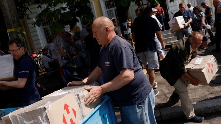 Moradores coletam ajuda humanitária em um ponto de distribuição da Cruz Vermelha, enquanto os ataques da Rússia à Ucrânia continuam, em Mykolaiv, Ucrânia 10 de junho de 2022. REUTERS/Edgar Su