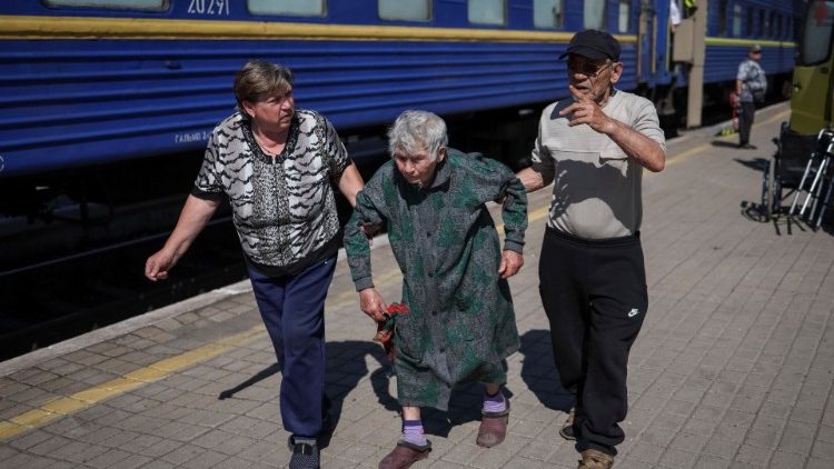Des civils ukrainiens fuient les combats dans l'est de l'Ukraine