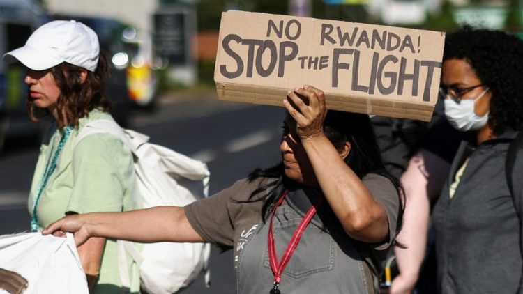 Manifestazioni a Londra contro il cosiddetto piano Rwanda del governo britannico