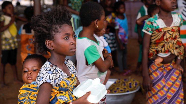 Junges afrikanisches Mädchen auf einem Markt in Ghana