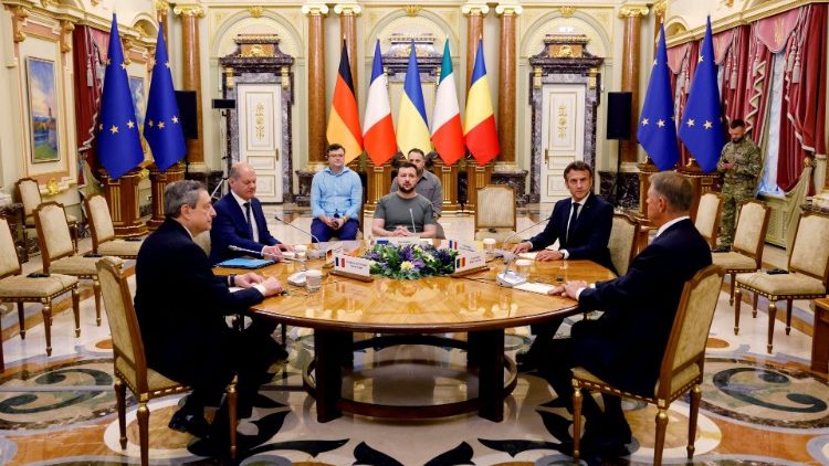 Il presidente Zelensky con Macron, Scholz, Draghi e il presidente della Romania Iohannis 