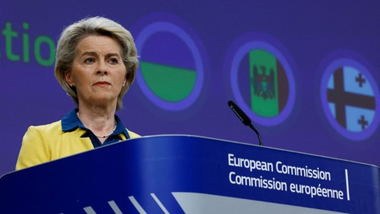 L'annuncio della presidente della Commissione Ue Ursula von der Leyen dopo la riunione nella quale sono state prese in esame le domande di ammissione di Ucraina, Moldavia e Georgia
