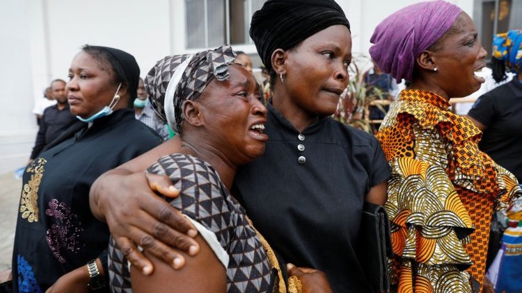 Fiéis choram após um funeral coletivo das vítimas mortas durante um ataque de homens armados na Missa de domingo de Pentecostes, na Igreja de São Francisco em Owo, Ondo, Nigéria. 17 de junho de 2022. REUTERS/Temilade Adelaja
