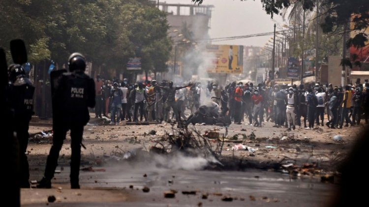 Dimostranti e polizia si fronteggiano a Dakar, nel corso delle manifestazioni di venerdì 17 giugno