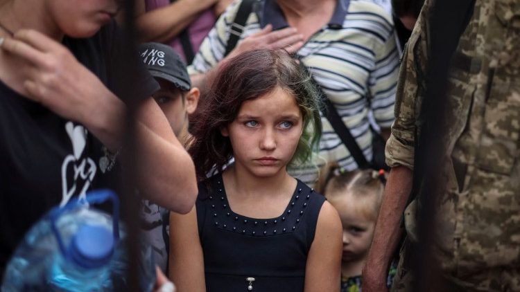 Pessoas esperam para embarcar em um trem para Dnipro e Lviv durante um esforço de evacuação de áreas afetadas pela guerra no leste da Ucrânia, em meio à invasão russa do país, em Pokrovsk, região de Donetsk, Ucrânia 18 de junho de 2022 REUTERS/Gleb Garanich