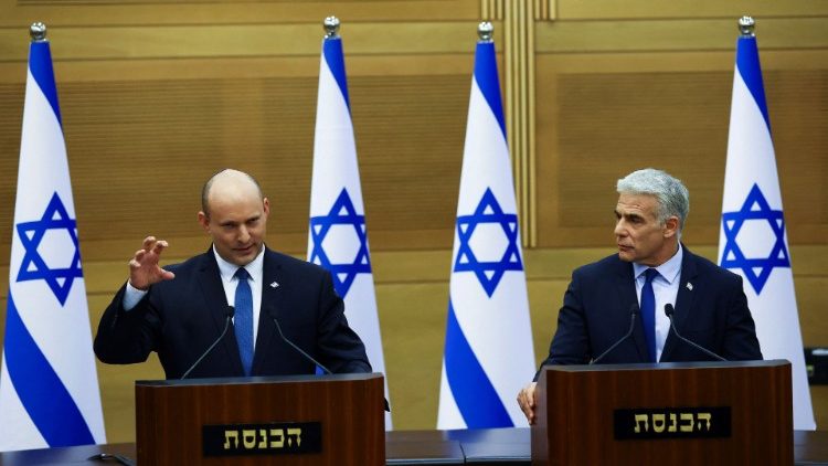 Naftali Bennett e o ministro das Relações Exteriores Yair Lapid, anunciamo que dentro de alguns dias o Parlamento votará a dissolução da Knesset.