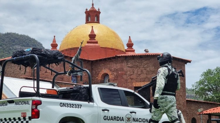 Soldados mexicanos participan en un operativo tras los asesinatos de los sacerdotes jesuitas y un laico.