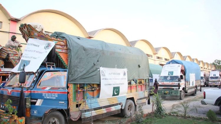 Camion carichi di rifornimenti per le popolazioni colpite dal terremoto in Afghanistan aspettano di partire da Islamabad