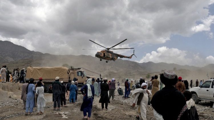 Un hélicoptère taliban transportant de l'aide humanitaire atterrit à Gayan, en Afghanistan, le 23 juin 2022. 