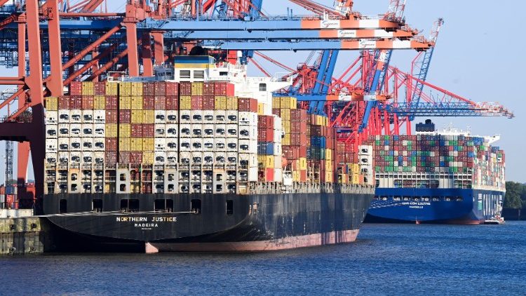 Des porte-containers dans le port de Hambourg, le 24 juin 2022.
