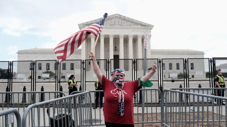 Una mujer manifiesta después que el Tribunal Supremo de Estados Unidos ha abolido la sentencia Roe v. Wade 