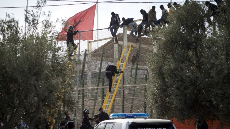 Migranti a Melilla durante il tentativo di superare il confine tra Spagna e Marocco