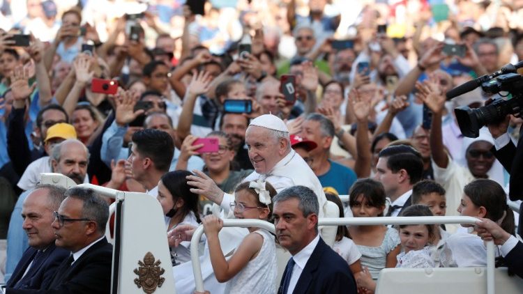 Ferenc pápa a családtalálkozó résztvevői körében a zárószentmisén