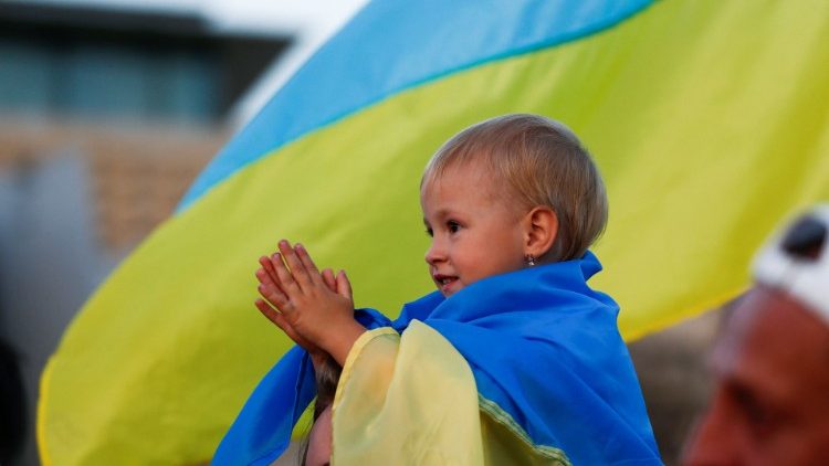 Uma criança com uma bandeira ucraniana participa de uma manifestação pedindo a libertação dos soldados ucranianos que se renderam na cidade de Mariupol, em meio à invasão russa da Ucrânia, em Valletta, Malta, 25 de junho de 2022. REUTERS/Darrin Zammit Lupi