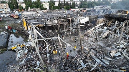 Ucraina: missili sul centro commerciale, G7 e Nato rinnovano impegno contro Mosca