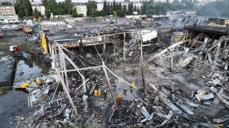 Il centro commerciale di Kremenchuk distrutto dai missili