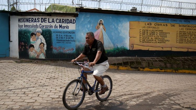 Nicaraguense passa de bicicleta diante da casa das Missionárias da Caridade em Granada, Nicarágua. 