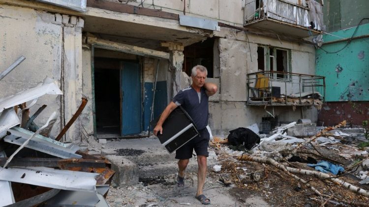 Um morador local caminha perto de um prédio de apartamentos danificado durante o conflito Ucrânia-Rússia na cidade de Sievierodonetsk, na região de Luhansk, Ucrânia, em 1º de julho de 2022. REUTERS/Alexander Ermochenko