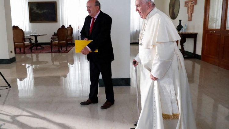 Papst Franziskus und sein Interviewer, Phil Pullella von Reuters