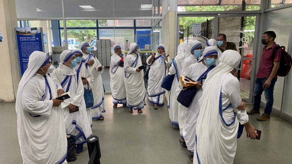 Missionrias da Caridade esperam em um escritrio de imigra??o na Costa Rica depois que o governo da ܲ fechou sua organiza??o junto com outras institui??es de caridade e organiza??es civis, em Penas Blancas, Costa Rica, 6 de julho de 2022. Padre Sunil Kumar