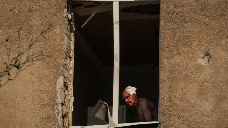 Volodymir, 66, morador local ferido, é visto dentro de seu apartamento em um prédio de apartamentos destruído em um ataque militar, em meio à invasão da Rússia, em Kramotorsk, Ucrânia, em 7 de julho de 2022. REUTERS/Gleb Garanich