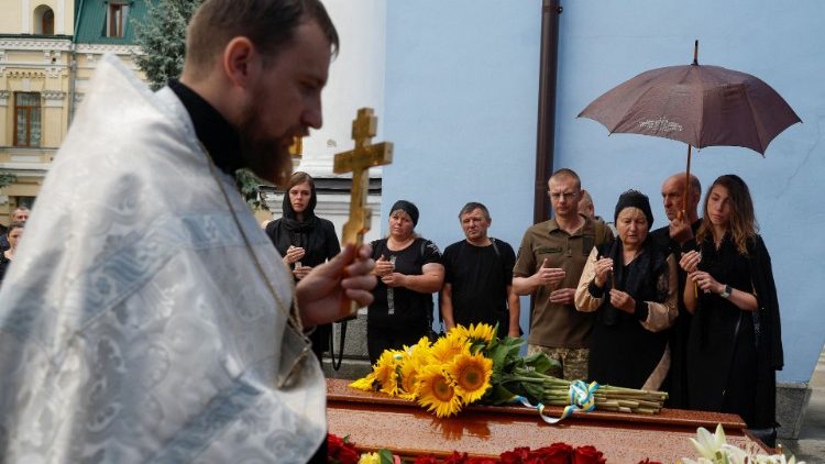 Beerdigung eines ukrainischen Soldaten n Verkhohliad bei Kyiv