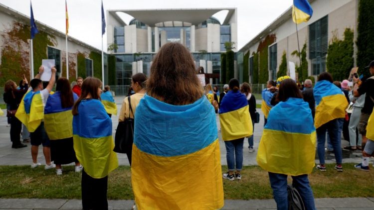 Ukrainer und Demonstranten vor dem Kanzleramt in Berlin