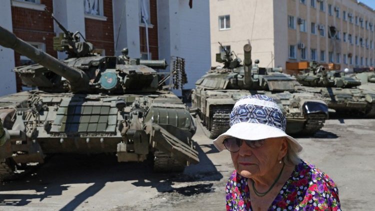 Una anziana donna a Lysychansk, in Ucraina (Reuters/Alexander Ermochenko)