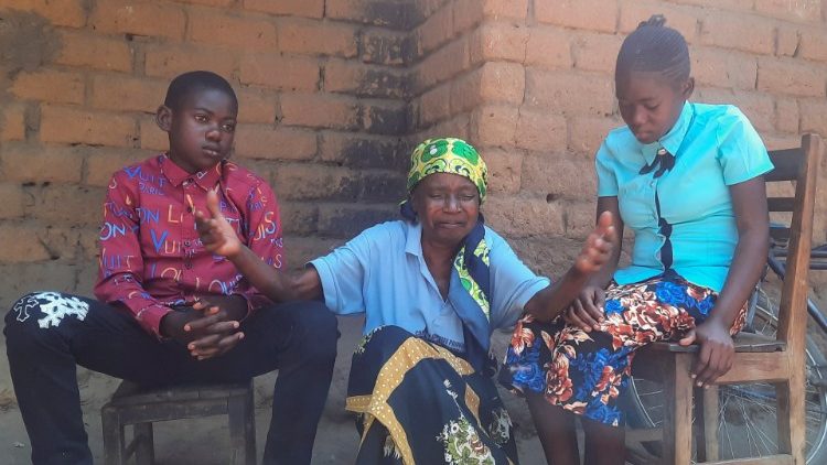 Jason e Esther, que foram separados de sua família durante um conflito de longa data no sudeste do Congo, sentam-se com sua avó depois que o Comitê Internacional da Cruz Vermelha (CICV) os reuniu em Manono, República Democrática do Congo, em 6 de julho , 2022. REUTERS/Benoit Nyemba
