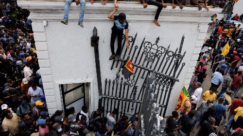 Sri Lanka: manifestantes invadem palácio presidencial em Colombo