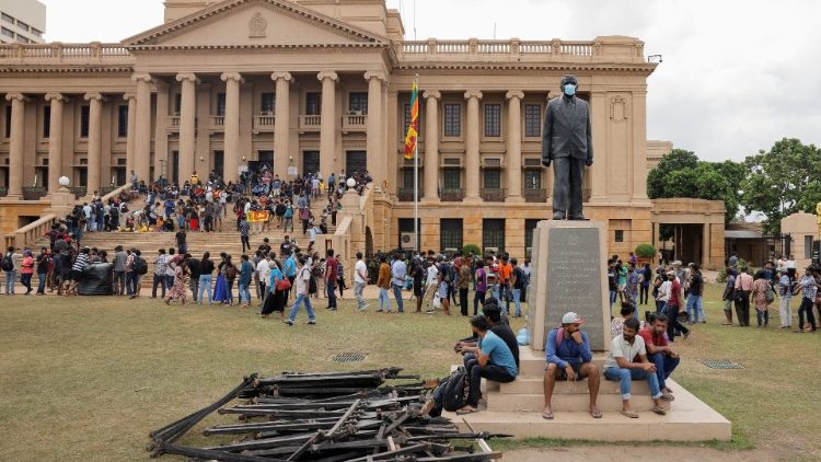 Manifestantes entran en la Secretaría Presidencial y en la Casa del Presidente tras la huida del presidente de Sri Lanka, Rajapaksa, en Colombo.